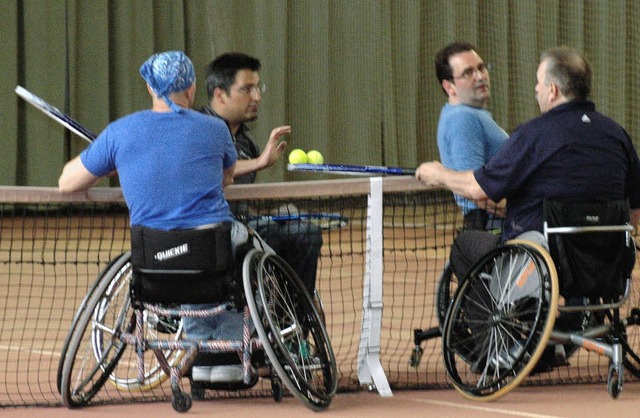 Die vier Rollstuhl-Tennisspieler treffen sich zur kurzen Besprechung am Netz.   | Foto: Leony Stabla