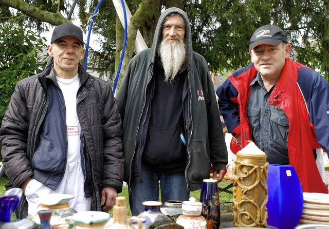 Ralf Nick (rechts) mit seinen Helfern ...ufen die Gartengerte zu finanzieren.   | Foto: Gertrude Siefke