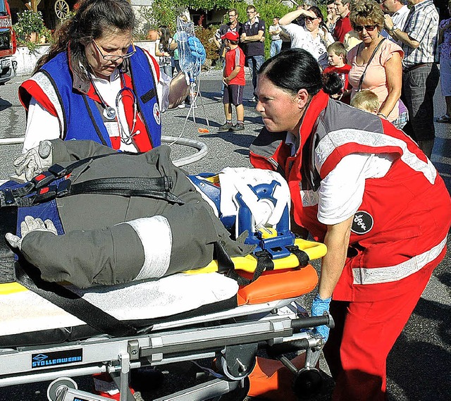 Schwer zu tragen hat das Rote Kreuz in...alsituation.  Es braucht neue Helfer.   | Foto: Archivfoto: Brigitte Chymo