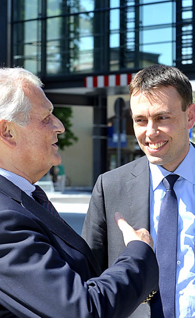 Bei der bergabe:  Direktor Rdiger Siewert und Minister Nils Schmid (rechts).    | Foto: michael bamberger