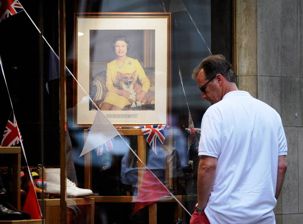 Geschfte in London ehren die Queen mit dekorierten Fenstern.