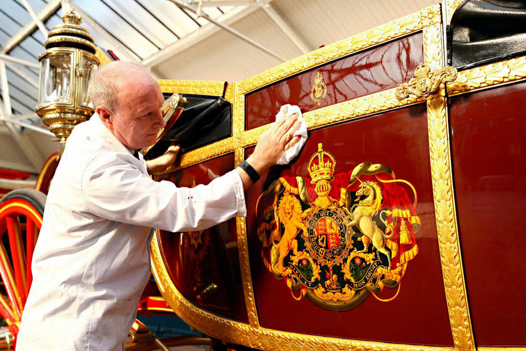 Der Restaurateur David Evens bringt die Kutsche auf Hochglanz, in der die Queen whrend der Jubilumsfeierlichkeiten unterwegs sein wird.