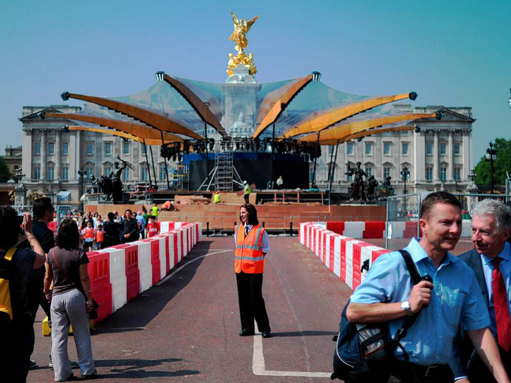 Rund um den Buckingham Palace laufen die Vorbereitungen fr ein groes Konzert, das Teil der Feiern sein wird.