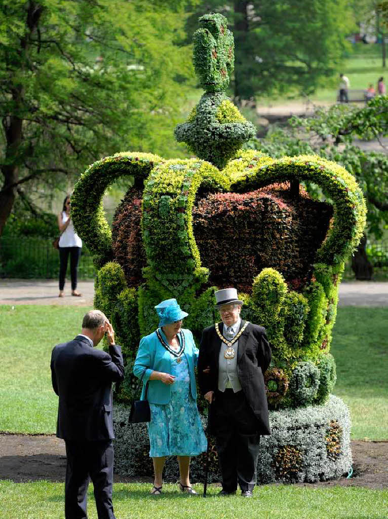 Im St. James Park posieren Passanten fr ein Foto vor einer zweieinhalb Meter hohen Krone aus 13.500 Pflanzen.