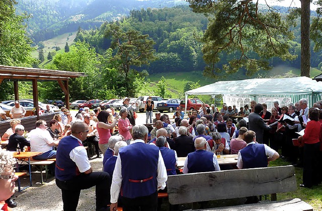 Erstmals veranstaltete der Mnnergesan...l bei der Florianhtte einen  Maihock.  | Foto: Eberhard GroSS