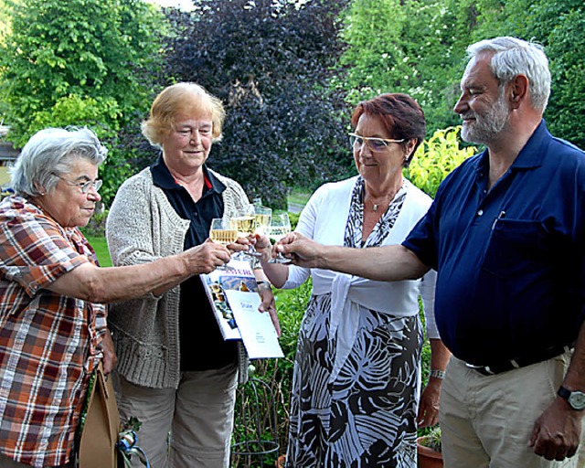 Zum Wohl auf den Kaiserstuhl und Kiech..., Uschi Leidreiter und Franz Spth an.  | Foto: Roland Vitt