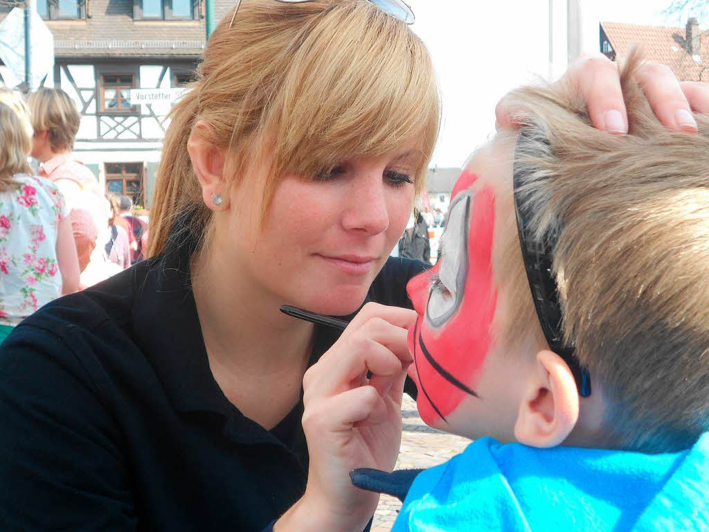 Daria schminkt die Kids beim Radmarkt in Gundelfingen.