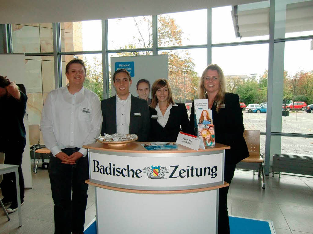 Daniel, Simon, Ramona und Frau Bertelsmann bei der Ausbildungsmesse „Coole Jobs“.
