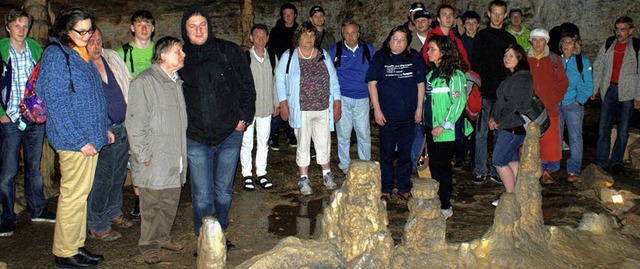 Gruppenfoto mit Leos und Heimbewohnern...en in der Tropfsteinhhle von Rclre.  | Foto: BZ