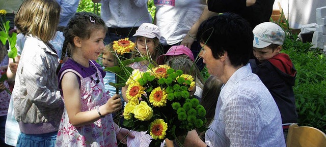 Mit Blumen verabschiedeten sich die Ki...gen Kindergartenleiterin Susanne Kech.  | Foto: Bruno Morath