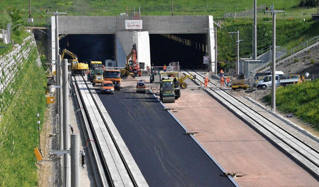 Reger Betrieb herrscht auf der Bahnbau...Katzenbergtunnel in Efringen-Kirchen.   | Foto: langelott