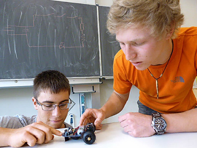 Die Gymnasiasten Roland Rotzinger (lin...en ihren Roboter aus ihrem Praktikum.   | Foto: veronika frank