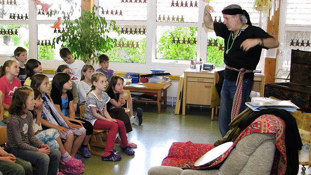 Zog die Kinder in seinen Bann: Naceur-Charles Aceval.  | Foto: Peter Palmer