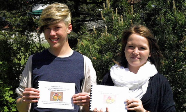 Claudio Mayer und Julia Fait aus der ...e Kochbuch zur gelungenen Mango-Aktion  | Foto: Karin Stckl-Steinebrunner