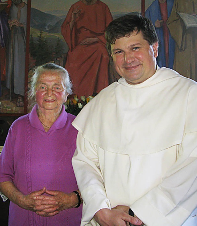 Mesnerin Mathilde Baur mit Pater Peter   | Foto: Ulrike Spiegelhalter
