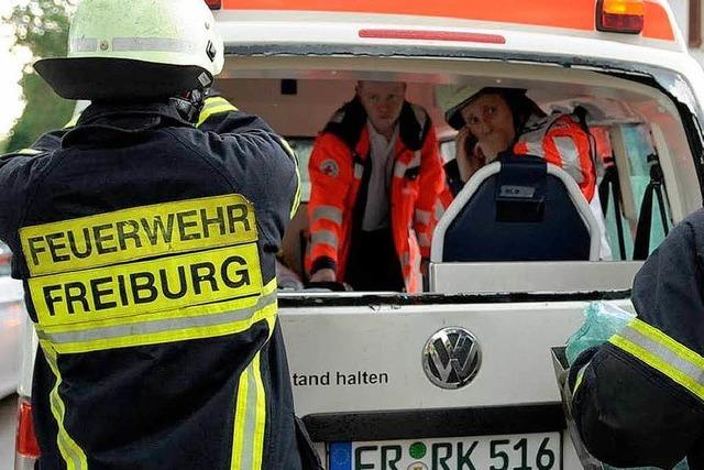 Feuerwehr befreit Patientin aus Krankenwagen
