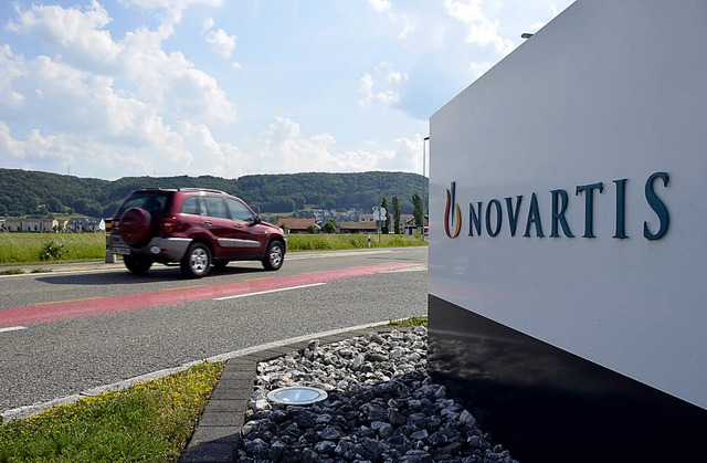stlich der Novartis-Werkseinfahrt im ...en Stein wird ein Kreisverkehr gebaut.  | Foto: Jens Klein