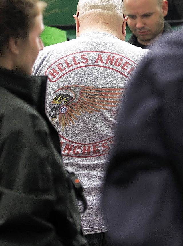 Ein Hells-Angels-Mitglied  wird  vor d...lubhaus der Rockerbande festgenommen.   | Foto: dapd