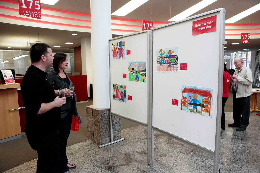 Bilder des Europischen Wettbewerbs, die in der Sparkasse Lahr zu sehen sind.