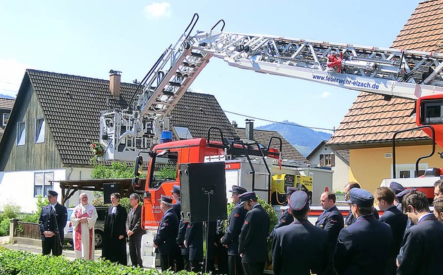 &#8222;Gott zur Ehr&#8217;...&#8220; &...l und die Feuerwehrleute (von links).   | Foto: Roland Gutjahr