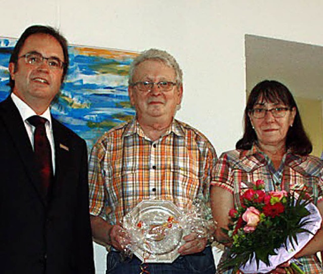 Gerhard Schmidt und Ehefrau Brigitte w...ter Thomas Schfer (links) gewrdigt.   | Foto: gemeinde