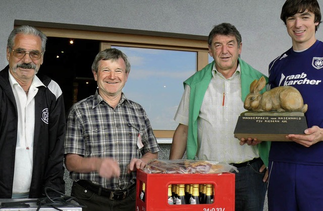 Stadionsprecher Werner Brandes (v.l.),...eg und berreichten den Hasenpokal.     | Foto: Burger