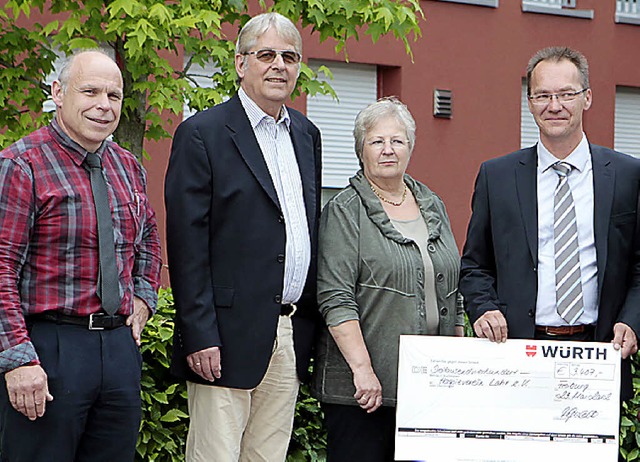 Spende fr den guten Zweck (von links)...spizverein) und  Henry Bomann (Wrth)   | Foto: Christoph Breithaupt