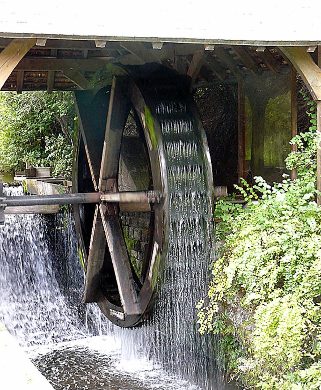 Damit sich das Wasserrad  wieder dreht, muss  die Mauer  ausgebessert werden.   | Foto: T. Winckelmann