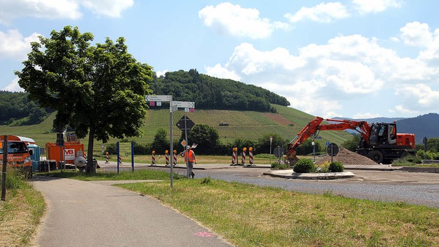 Die Baufahrzeuge an der Kreuzung Alfre...en Dottingen und Sulzburg geschuldet.   | Foto: Sabine Model