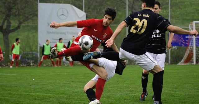 Bilal Dirani (FFC) und Mraco Herdrich ...in der Landesliga. FOTO: Andreas Klein  | Foto: Klein