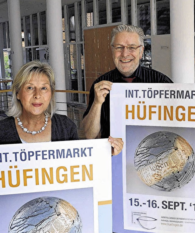 Ingrid Rockrohr und Brgermeister Knap...ig  fr den 21. Hfinger Tpfermarkt.   | Foto: BEATHALTER