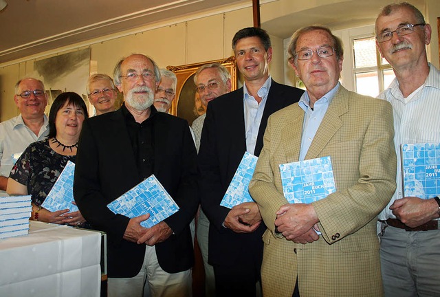 Klaus Strtt (vorn von links) stellte ...Autoren beteiligten sich am 27. Band.   | Foto: Marlies Jung-Knoblich