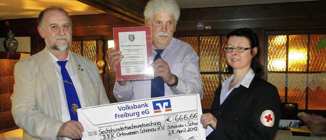 Die Narrenzunft Schnau (Oberzunftmeis...nna Trndle) 666,66 Euro (von links).   | Foto: Frank