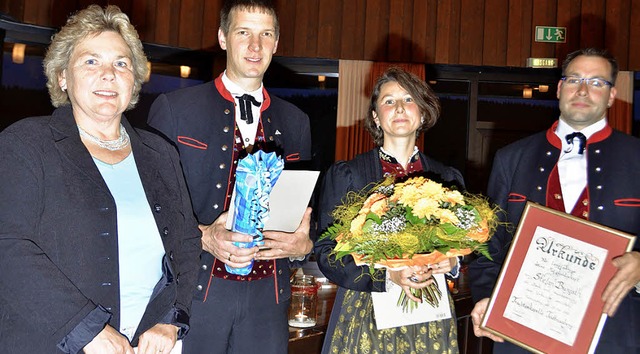 Ursula Meyer vom Alemannischen Musikve...nderle und Stefan Burgath (von links).  | Foto: Karin Maier