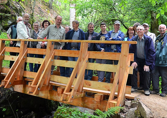 Brgermeister und Gemeinderat Zell mit...r den Himmelsbach am Khloch-Rundweg.   | Foto: Jacob