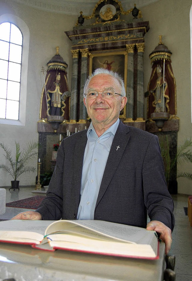 Pfarrer Albin Blmmel in der Pfarrkirc..., wo er seit 39 Jahren Priester  ist.   | Foto: heinz Vollmar