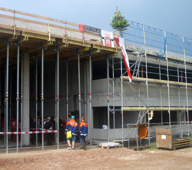 Der Rohbau fr das neue Feuerwehrgertehaus  im  Marcher Zentralgebiet steht.   | Foto: julius Steckmeister