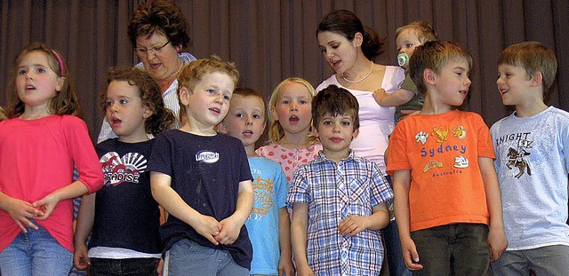 Kinder des evangelischen Kindergartens...nioren beim jngsten Altennachmittag.   | Foto: Charlotte Bhler-Mller