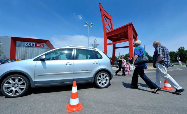 Neugier auf neue Sthle: Der dritte M...beim Flugplatz zog viele Besucher an.   | Foto: Michael Bamberger