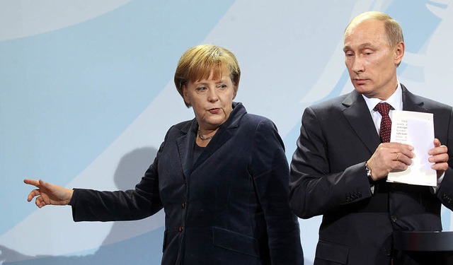 Wo geht es lang in den deutsch-russisc... zeigt Merkel und Putin im Jahr 2010.   | Foto: dpa