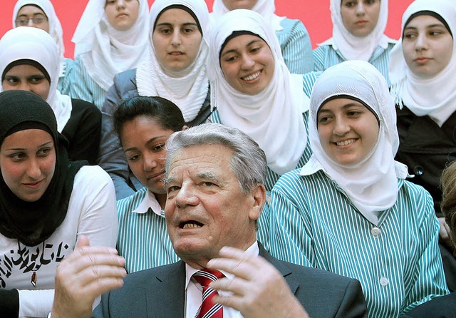 Im Gesprch mit palstinensischen Schlerinnen: Bundesprsident Gauck in Nablus   | Foto: DPA
