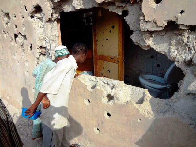 In diesem Haus in Kato im Norden Niger...ude soll der Mann gettet worden sein.  | Foto: AFP