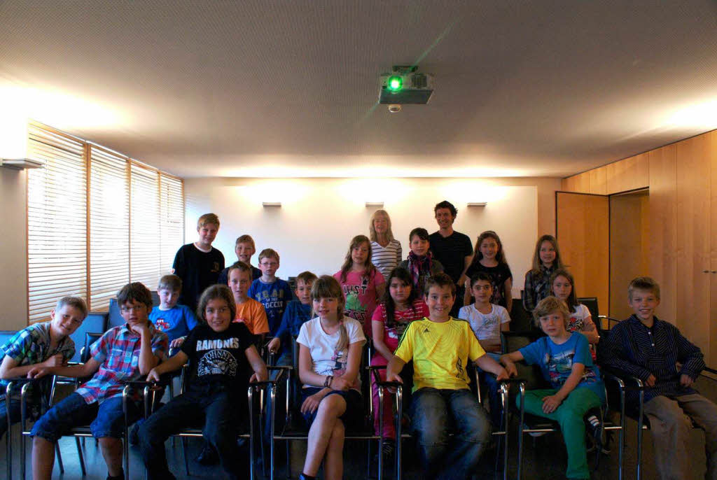 Die Klasse 4a der Grundschule Höllenstein mit ihrer Lehrerin Frau Angela Rießele Die Klasse 4a der Grundschule Höllenstein mit ihrer Lehrerin Frau Angela Rießele