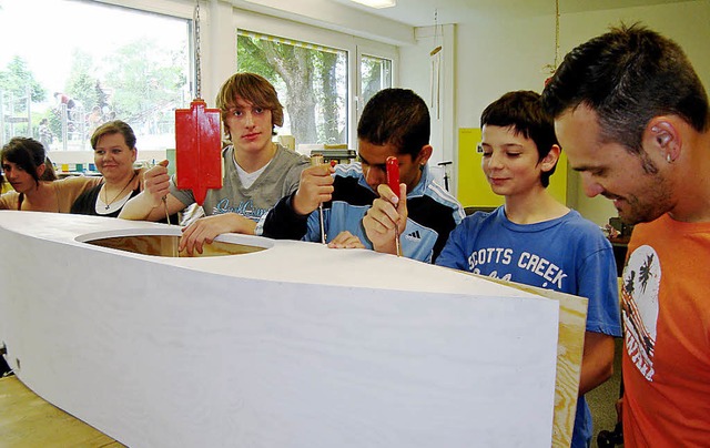 Lehrer Daniel Benz (rechts) schraubt m...Schule an den flotten Vehikeln herum.   | Foto: susanne wagner-Kppel