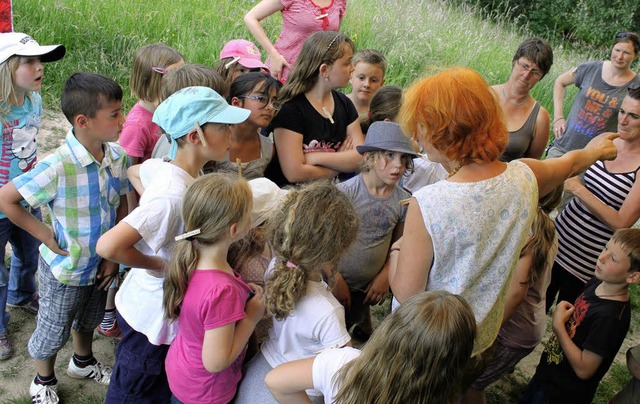 Herrlicher Ferienspa: Dicht umdrngt ... Kindern Blumen und Insekten erklrt.   | Foto: Eileen Woestmann