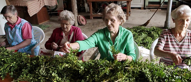 Im Schopf des Klosterhofes  in Heilige...fen    seit Jahren dieselben Frauen.    | Foto: Christoph Breithaupt