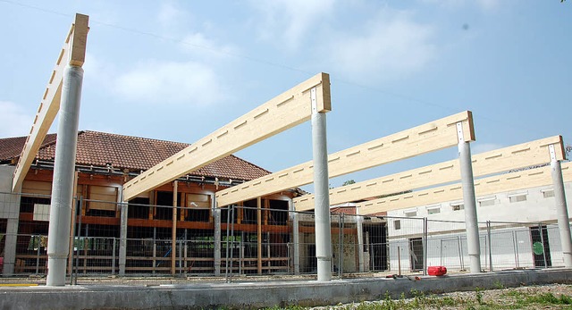 Die neue Dachkonstruktion  ber dem Sportbecken nimmt Gestalt an.    | Foto: Frey