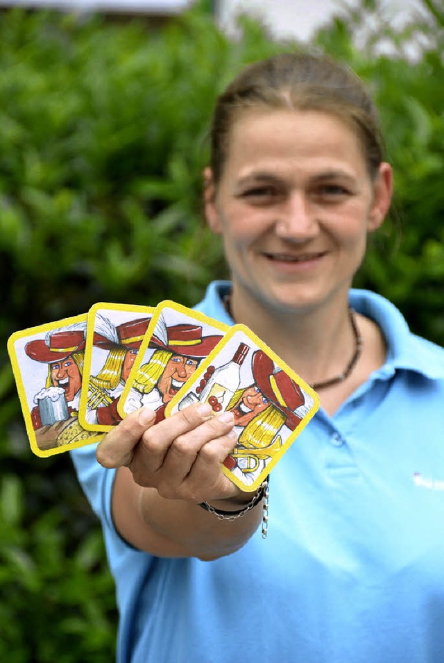 Corinna Steinkopf, Leiterin der Touris...mation, mit den Trompeter-Bierdeckeln   | Foto: Jens Klein