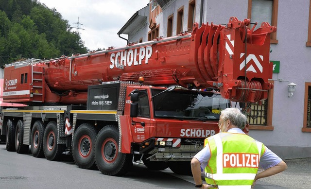 Spezialkran fr die Montage des Funktu... durch Pfaffenberg hinauf zum Blauen.   | Foto: hermann Jacob