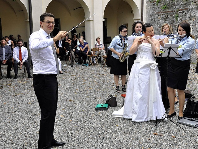 Hochzeit in Borgofranco: Whrend sich ...nmal selbst den Taktstock bernehmen.   | Foto: Privat